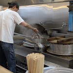 ぶたのほし - スコップですくい上げて豚骨を仕分ける。羽釜のまわりはこまめに清掃。