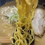 らーめん 信玄 - 麺が味噌と相性抜群のちぢれ麺