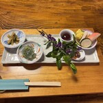 田舎料理おかりば - 最初の盛り合わせ｡「紫式部」がキレイ！