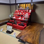 田舎料理おかりば - 広間には雛飾りと‥‥