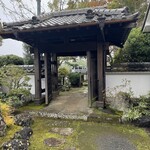 田舎料理おかりば - ここ寺？何この山門？ココ店？　な店構え｡