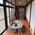 田舎料理おかりば - 甲冑の前には素敵囲炉裏｡（実用は無し｡欲しい｡）