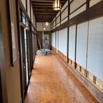 田舎料理おかりば - 廊下の先には甲冑｡