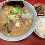 ラーメン山岡家 - 白味噌とんこつラーメン(中盛)、半ライス、メンマ