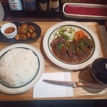 キッチン あずま - ハラミステーキ オニオンソース と 揚げにんにく