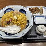 リンガーハット - 北海道コーンバターみそちゃんぽん（1,300円）＋餃子5個（300円）