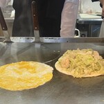 ぽかぽか - 女将さんは、おっこん作ってる^ ^                                      たまごをひとつわって、くるくるとひろげるのも職人技