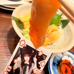 おさかなセンター イチノイチ - これは♡『ほや刺し』をポン酢につけて♡食べようとしている♡ところだね！♡わさび醤油良き♡ポン酢も美味しい（╹◡╹）♡