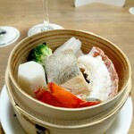 天外天 - ●オマール海老と秋鮭、根野菜のセイロ蒸し マスタードソース