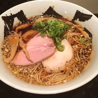 Rokurokuroku - 煮干醤油ラーメン！
                        
                        手もみ狙いが売切れ、というかやってないのかな？
                        
                        甘目の醤油ダレを効かせたスープが特長ですね、あまりないかな！
                        
                        今日はガーリックポークごはんがやってたから満足、満足！