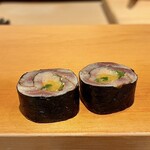 鮨 はしもと - 赤酢で締めた鰯 海苔巻き ガリ、芽葱
