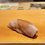 鮨 はしもと - 鰤 血合ぎしと腹かみを重ねた仕立て