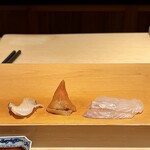 鮨 はしもと - 刺身
      右から：マツカワガレイ 函館より、アオヤギ、つぶ貝