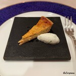 328074581 - 真鱈と牡蠣の燻製のキッシュ セルヴェル･ド･カニュ添え