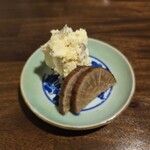 ん。 - 自家製ポテサラ、自家製いぶりがっこ