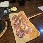 ん。 - 比内地鶏の鉄板焼き(もも·むね)