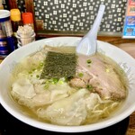 伊達屋 - 一番人気の塩雲呑麺！美しい〜笑笑
