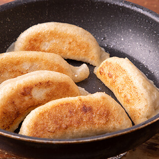 本場・中国の点心師が手がける、皮から手作りした熱々の焼き餃子