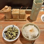 焼鳥 うの - お通し くらかけ豆の塩茹で      口直し 大根おろし