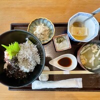 お料理 とみやま - ねぎとろしらす丼、卯の花、胡麻豆腐、味噌汁、香の物