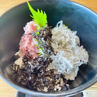 お料理 とみやま - ねぎとろしらす丼、意外にも岩海苔が最高！
