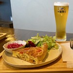 Mago's Cafe - 料理写真:キッシュ&生ビール