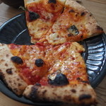 Tamago - ピザ。切ってくれているので食べやすいです。