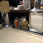 東京アンダーグラウンドラーメン 頑者 - 卓上