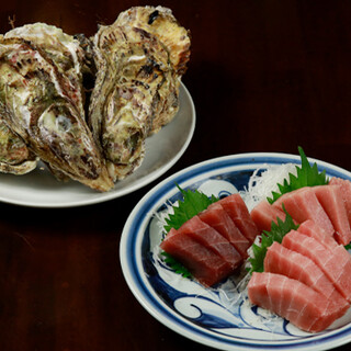 豊洲直送の新鮮なマグロ◎宮城県産の大ぶりな生牡蠣もおすすめ！