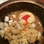 橋本屋 - ルーが少なくなったらライスを入れます