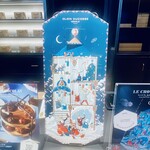 ル・ショコラ・アラン・デュカス - 高さ60cmくらいある。我が家の唯一クリスマスデコレーション。外寸253×545×32