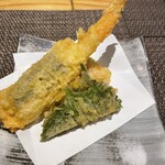 魚料理・もつ鍋  山咲き - 海老と湯葉にチーズが入っていてトロトロでした！秋刀魚と大葉と梅。下はとり天です。パサパサしていなくてしっとり。