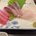 海鮮食堂三幸丸 - ランチのお刺身3種盛り　マグロ、ハマチ、白身魚は謎？でも白身魚が１番好き
