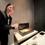 OZIO - 『ジュエリーボックスより 8種類のお茶菓子』を運ぶサカイさん