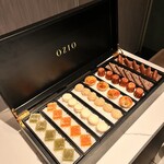OZIO - 琥珀・翡翠・真珠を思わせる小菓子たちが整列する