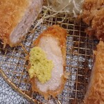 はせ川 - 脂分の多い端の切り身はわさびを多く乗せる