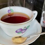 LAINE INAMURAGASAKI - 香り高い紅茶に思わず笑みがこぼれます。ワイングラスに注がれた「アイスレモンティー」は、香りが喉を通っていくような感覚で、癒されました。