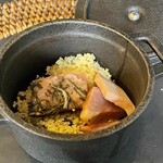 LAINE INAMURAGASAKI - 【クスクスと豚のロースト】
      クスクスと豚のローストが小さな鍋に入って登場。塩味は控えめ。クスクスの粒々感を楽しめます。