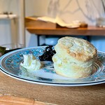 LAINE INAMURAGASAKI - 【発酵バターのスコーン】
      バターがきいた王道のスコーン。口に入れるとほろっと崩れます。プルーンのジャムは素材を活かした優しい甘さでスコーンにぴったり。