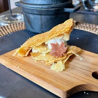 LAINE INAMURAGASAKI - 【マロンのミルフィーユ】
                    バターがきいたパイはパリパリサクサク。一層一層が風で飛びそうなほど薄いです。間にはマロンクリーム、生クリーム、カスタードクリーム。頬張ると口の中は幸せでいっぱい。