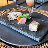 LAINE INAMURAGASAKI - 【ドライフルーツと豚テリーヌ・田舎風テリーヌ・鎌倉野菜ピクルス】ドライフルーツはいちじく。甘さとしょっぱさが合わさって美味しい。テリーヌはどちらも程よい塩加減で、香りが深いです。