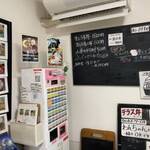 ちがさき丸食堂 - 入って右側に券売機