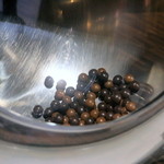 BON OKAWA 軽井沢チョコレートファクトリー - チョコボールが作られています