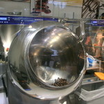 BON OKAWA 軽井沢チョコレートファクトリー - 工場で作られているチョコボール