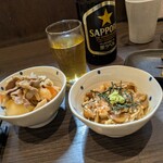 やきとり小川 - 左　肉じゃが　右　きのこと山芋のしょうゆ漬け