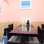 味楽 - 玄関入って左側の四人掛けテーブル。