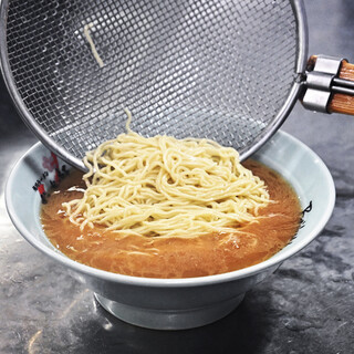 自然環境が生み出した、スープによく絡む自家製中細縮れ麺