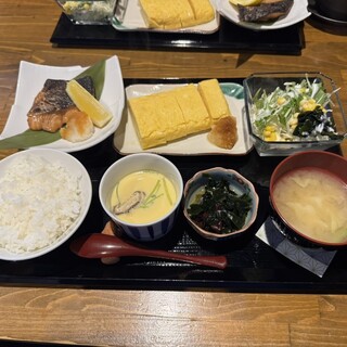 はにわ食堂 - 料理写真:日替り 出汁巻玉子と鮭の幽庵焼き 1,350円税込