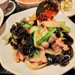 本格四川料理 中村屋 - きくらげと豚肉炒め+辣油