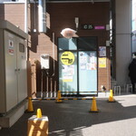 ラーメン二郎 - 店外のウェイティングスペース